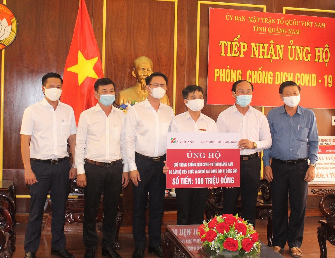 Đại diện Ngân hàng Agribank chi nhánh Quảng Nam ủng hộ 100 triệu đồng.