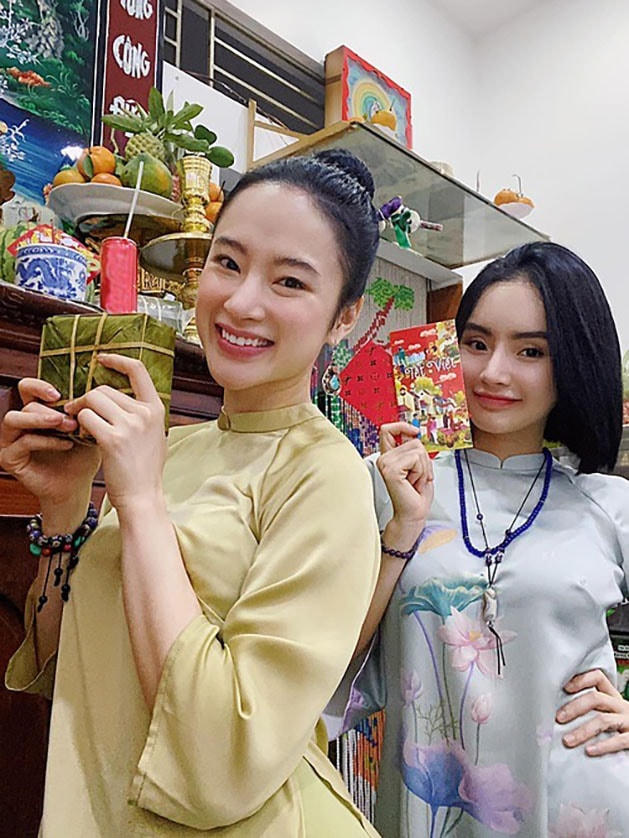 Chị em Angela Phương Trinh rạng rỡ đón xuân.  