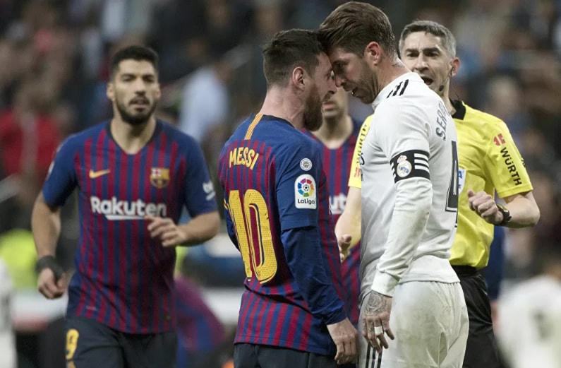 Messi tranh cãi với hậu vệ Tây Ban Nha Sergio Ramos của Real Madrid trong trận đấu ở giải VĐQG Tây Ban Nha tại sân vận động Santiago Bernabeu, Madri, ngày 2/3/2019.