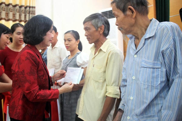 : Bà Trương Thị Mai, Trưởng ban Dân vận Trung ương tặng quà cho gia đình có công cách mạng ở Quảng Nam.