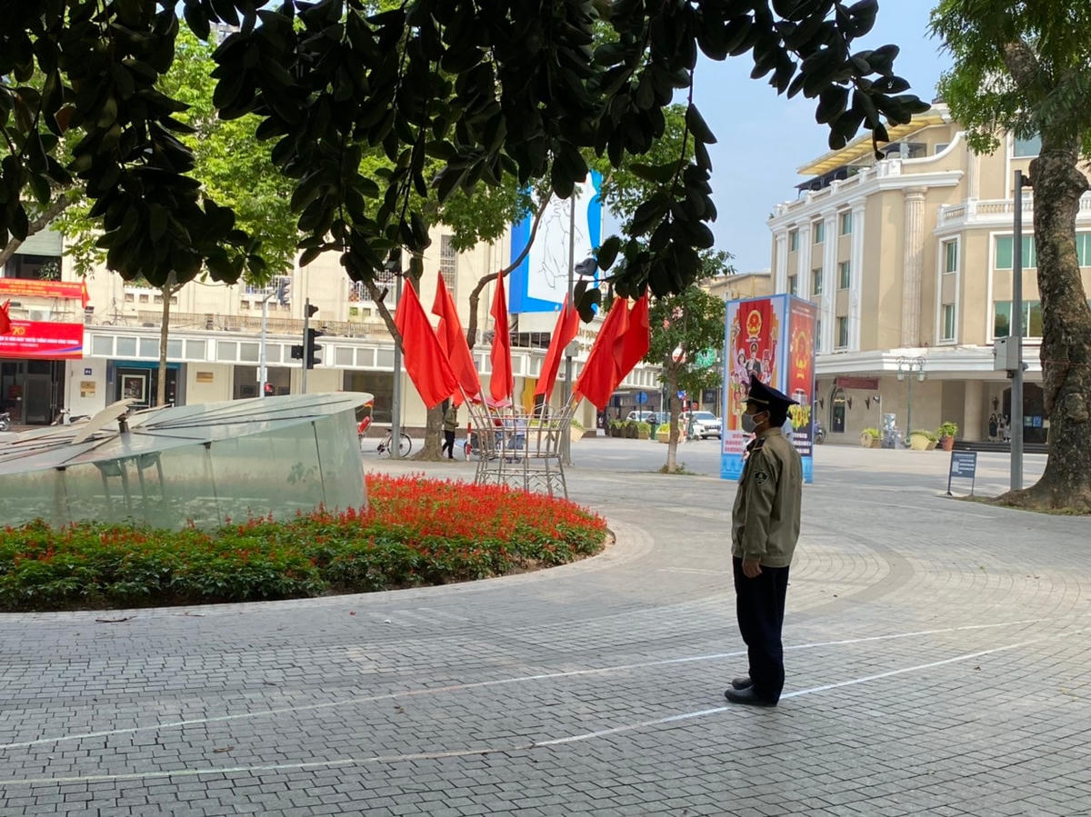 Lực lượng chức năng liên tục theo dõi, quan sát, nhắc nhở người dân thực hiện tốt 5K. Ảnh: L.A..