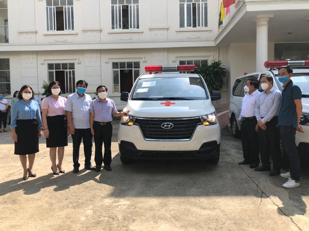 Lãnh đạo MTTQ tỉnh Hòa Bình và các đơn vị được nhận xe cứu thương.