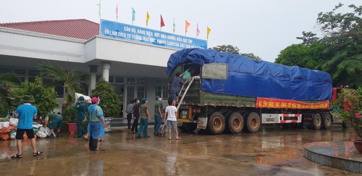 TP Hồ Chí Minh tiếp nhận 18 container hàng hóa ủng hộ từ Hà Tĩnh