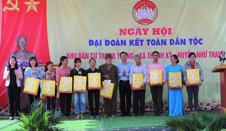 Ông Đỗ Trọng Hưng và bà Phạm Thị Thanh Thuỷ tặng quà cho bà con xã Thanh Kỳ, huyện Như Thanh.