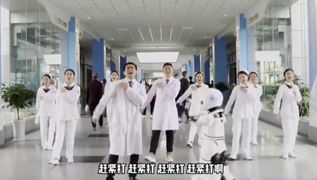 Vận động người dân tiêm vaccine bằng rap