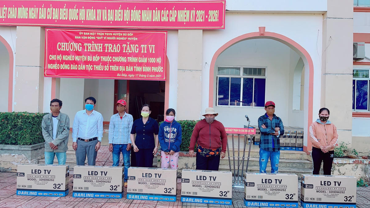 Bà  Cao Thị Hồng Mận trao Tivi của các mạnh thường quân ủng hộ cho người nghèo của huyện.