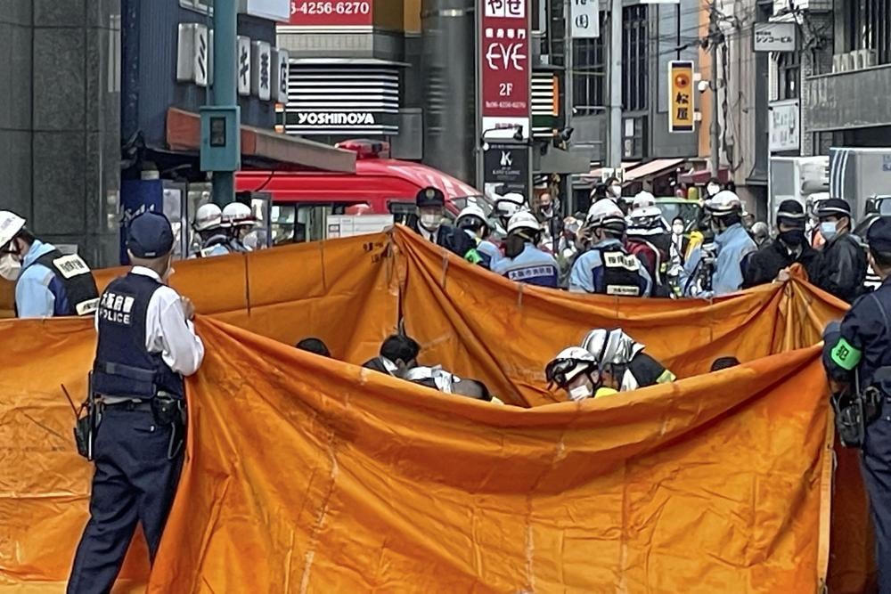 Hình ảnh được cắt ra từ một đoạn clip cho thấy, cảnh sát địa phương nỗ lực giải cứu các nạn nhân kêu cứu tại tòa nhà thương mại. Ảnh: AP.