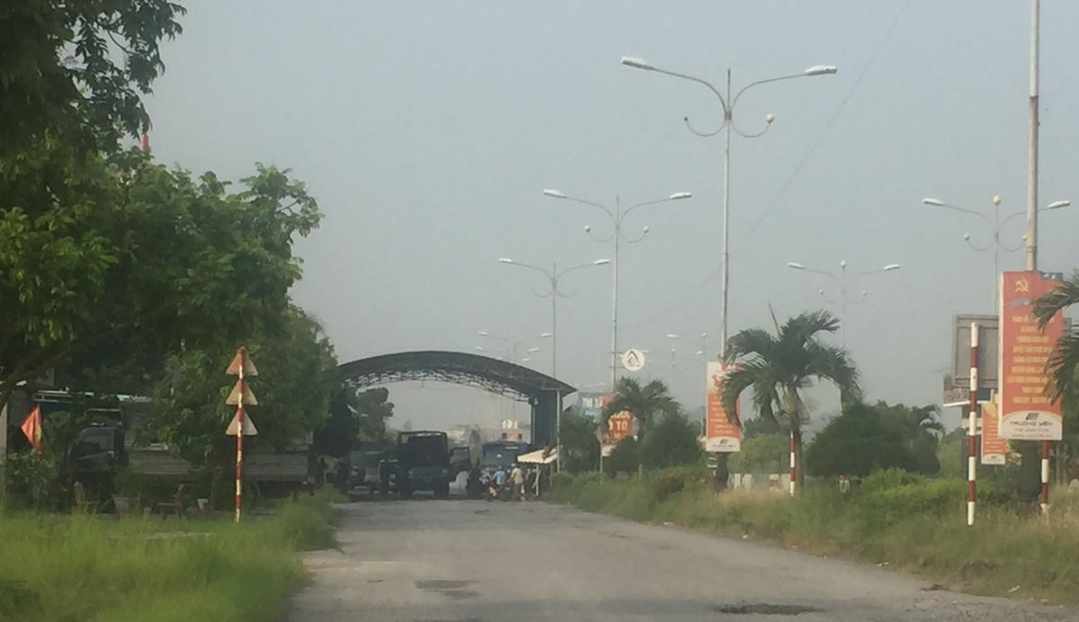 Phương tiện vận chuyển hàng hóa được vào tỉnh Quảng Ninh qua chốt cầu Đá Vách từ 6h ngày 13/9.