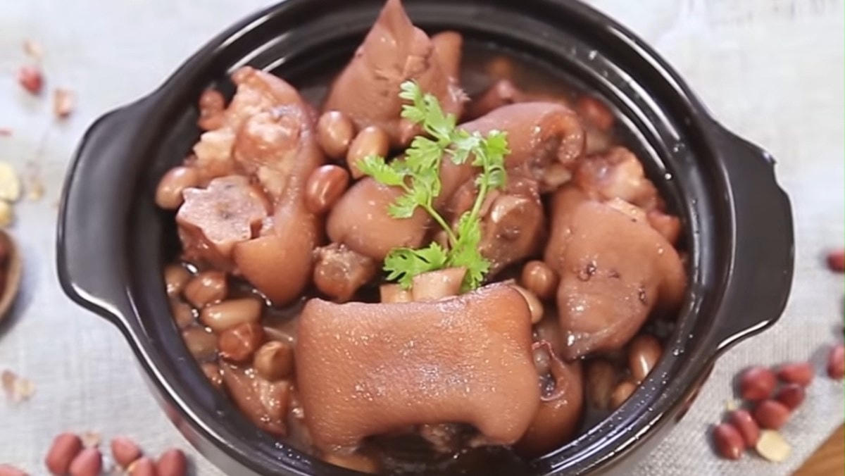 Móng giò hầm đậu phộng.
