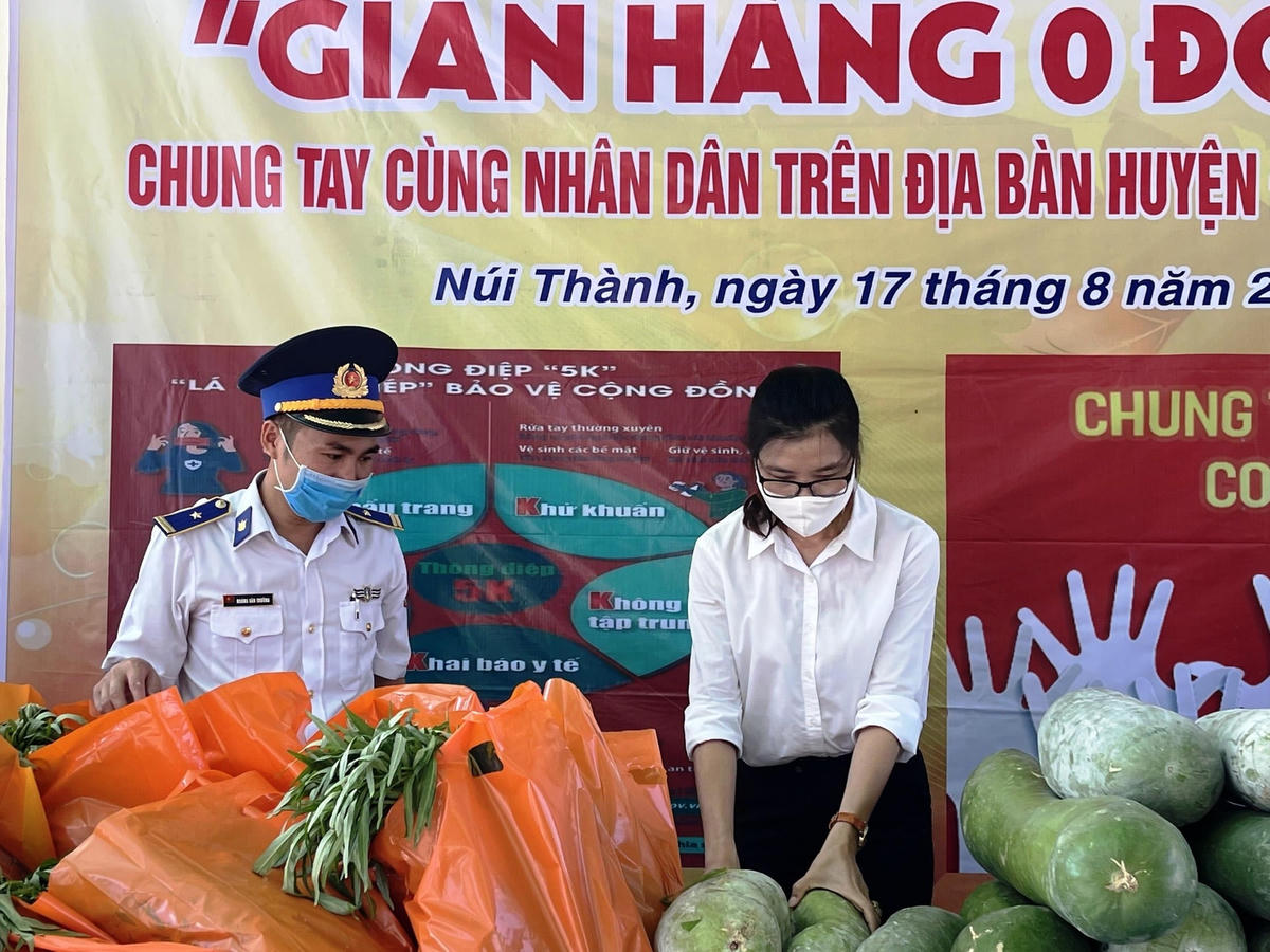 Cán bộ, chiến sỹ Hải đoàn 21 tại“Gian hàng 0 đồng”.