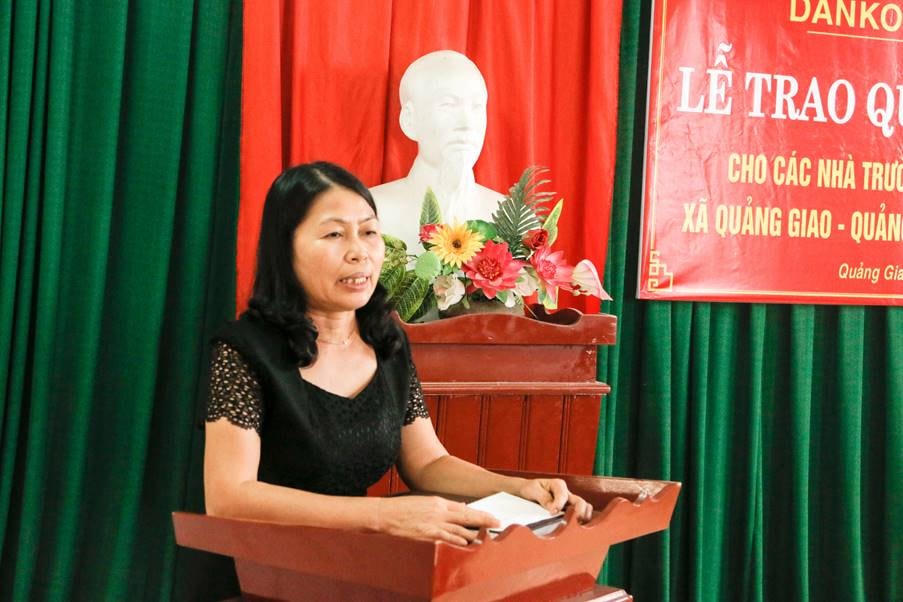 Cô giáo Nguyễn Thị Liên, Hiệu trưởng Trường tiểu học và THCS Quảng Giao chia sẻ niềm vui khi nhận Quỹ học bổng Danko.