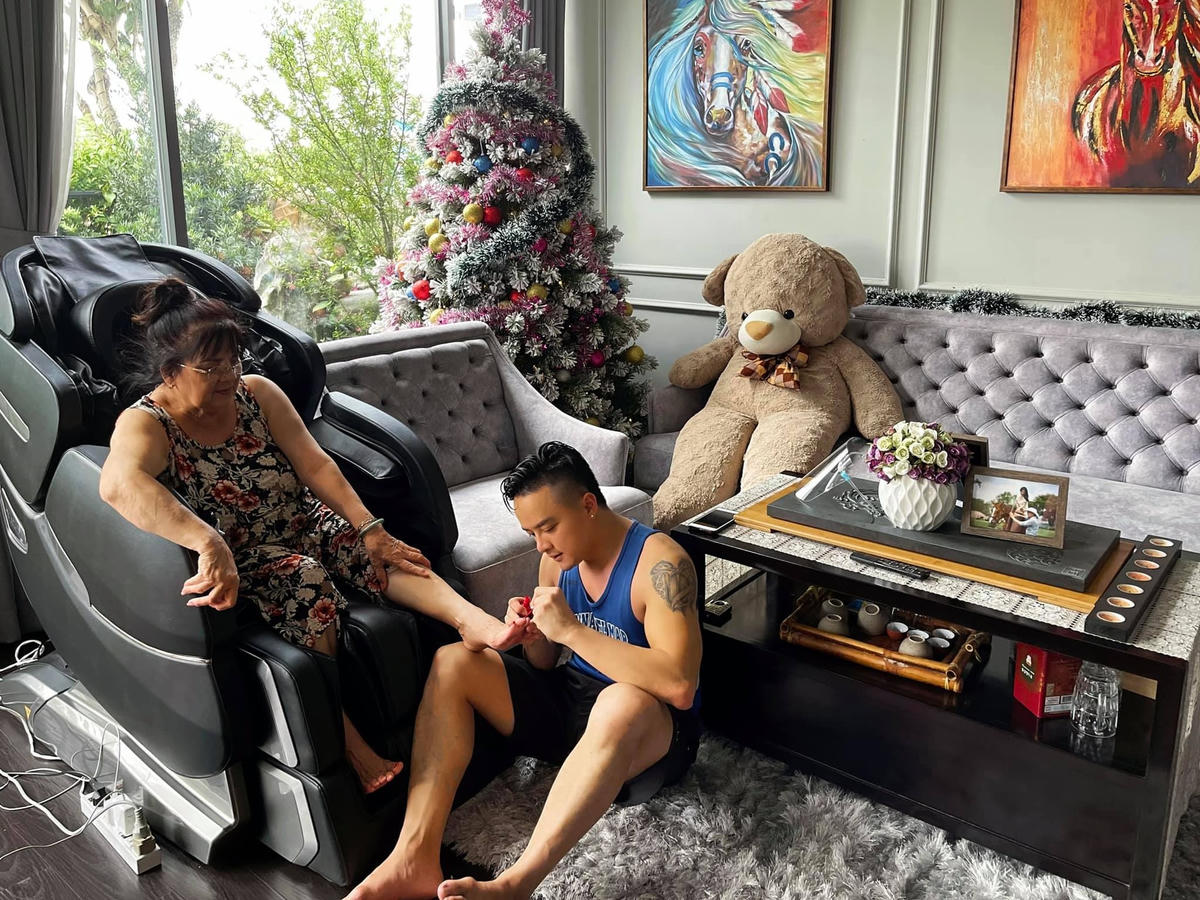 Cao Thái Sơn tranh thủ chăm sóc mẹ những ngày ở nhà giãn cách.