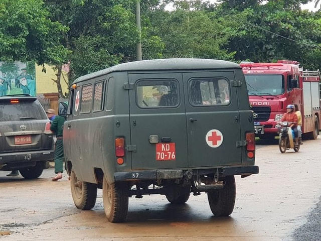 Hiện các phương tiện ô tô đã có thể tiếp cận được hiện trường vụ sạt lở.  
