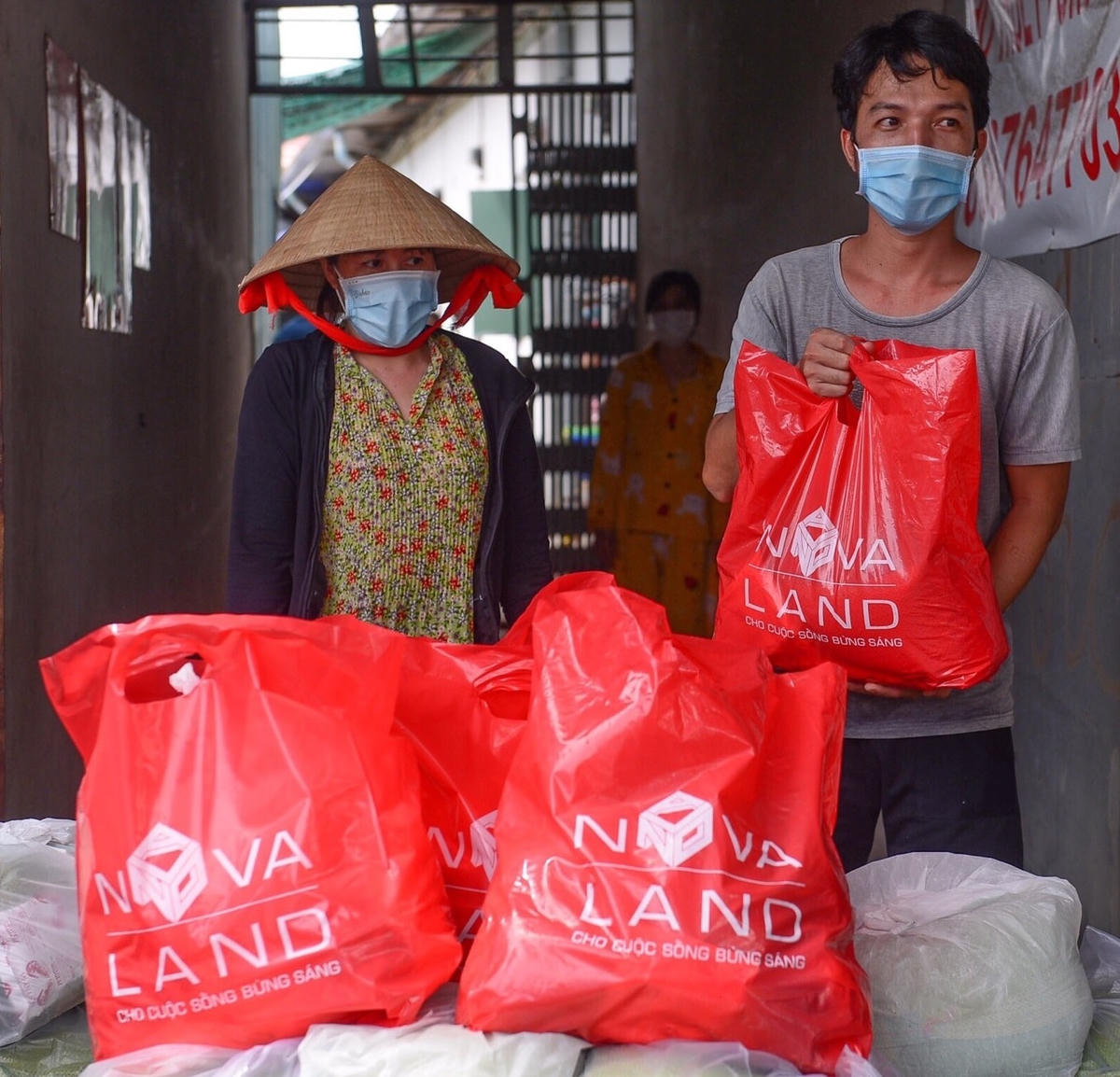 Người dân vui mừng nhận quà của Novaland.