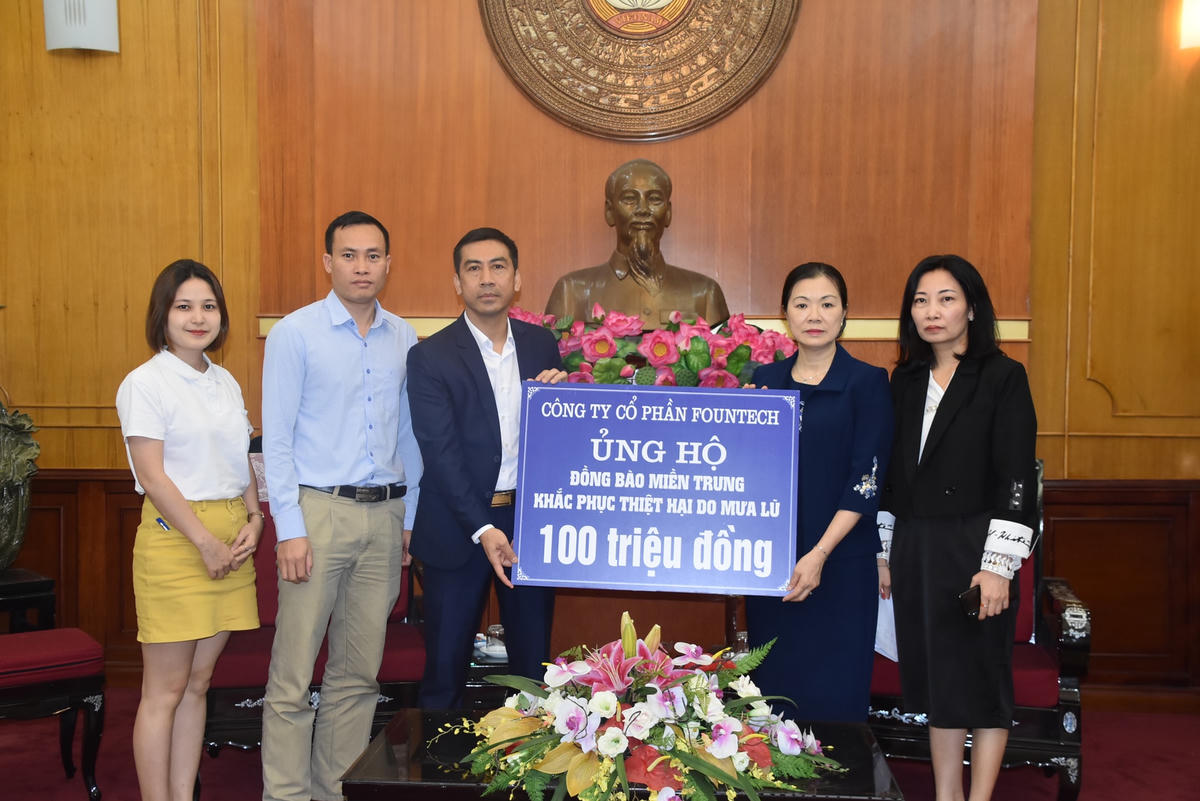 Phó Chủ tịch Trương Thị Ngọc Ánh tiếp nhận ủng hộ từ Công ty Cổ phần Fountech.
