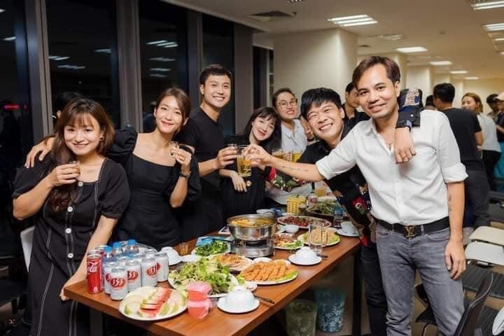 Thanh Sơn - Khả Ngân "dính nhau như Sam" trong bữa tiệc chia tay đoàn phim. 