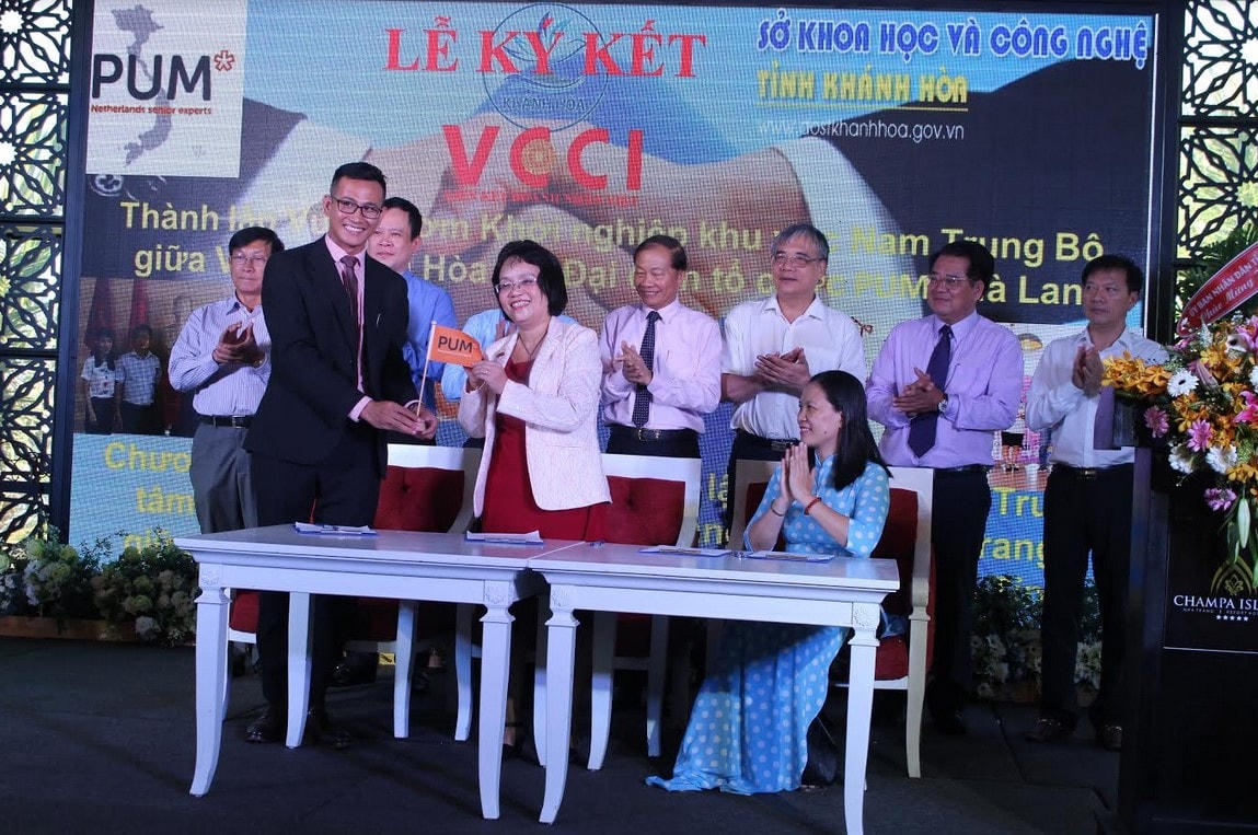 Đại diện các đơn vị ký kết các chương trình hợp tác.