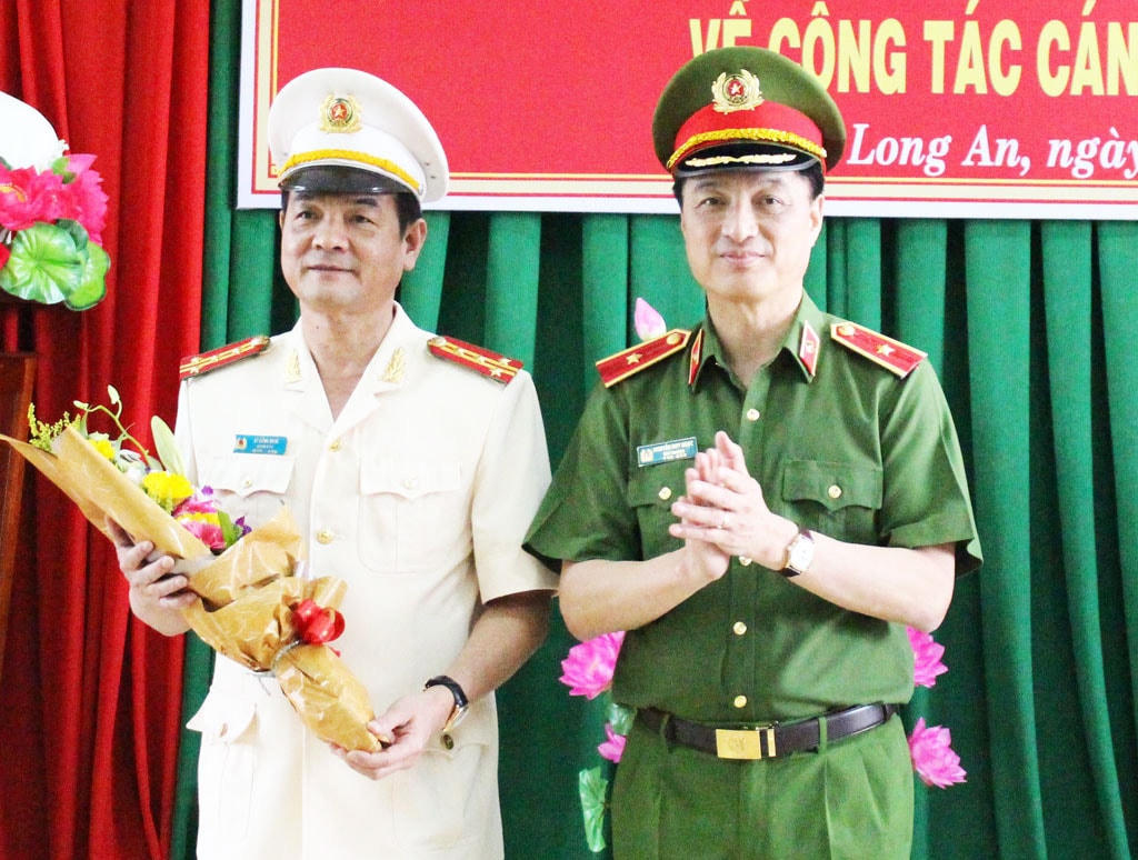 Thứ trưởng Bộ Công an, Thiếu tướng Nguyễn Duy Ngọc tặng hoa chúc mừng Đại tá Lê Hồng Nam.