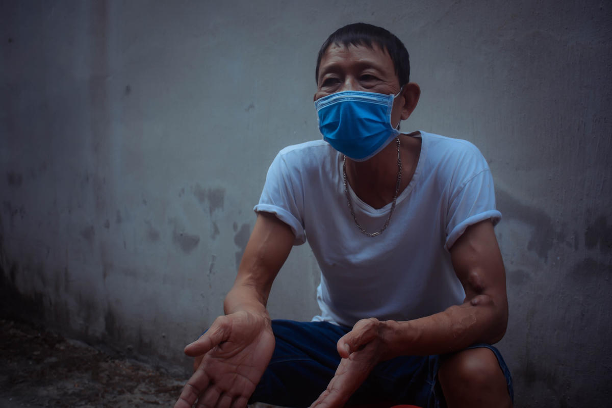 "Không biết Hà Nội lúc nào mới hết dịch, chúng tôi sợ không được làm thêm, không có chi phí trang trải cuộc sống, chống lại căn bệnh quái ác này", ông Hồng nói sau tiếng thởi dài. 