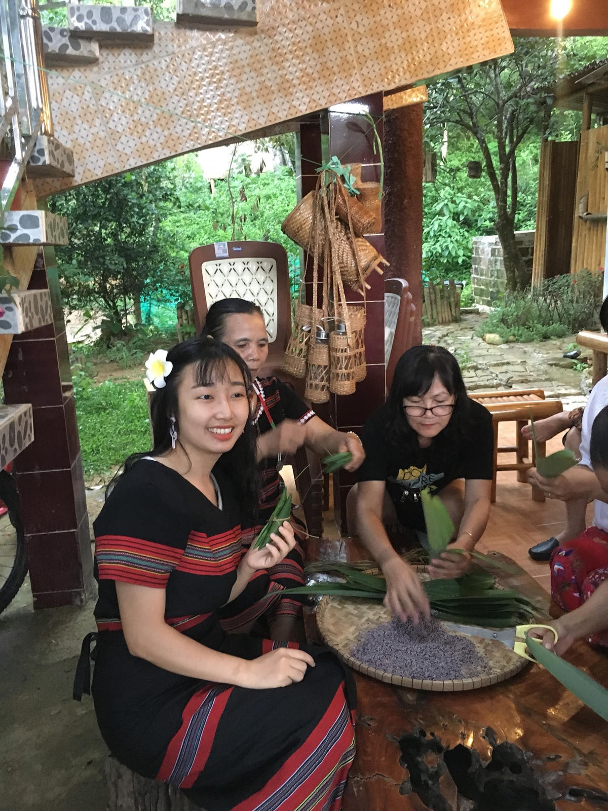 Trải nghiệm làm bánh tại làng A Nôr.