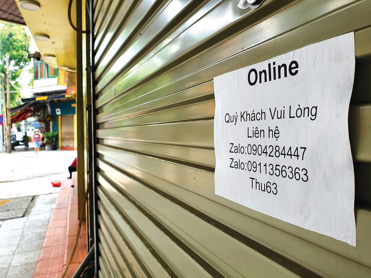 Nhiều cửa hàng chuyển qua hình thức bán hàng online.