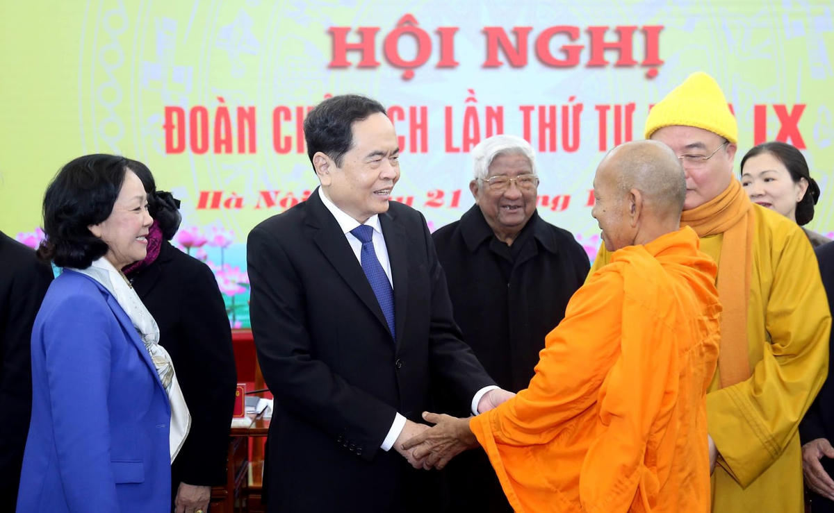 Trưởng ban Dân vận Trung ương Trương Thị Mai, Chủ tịch UBTƯ MTTQ Việt Nam Trần Thanh Mẫn trò chuyện cùng các đại biểu tại Hội nghị. Ảnh: Quang Vinh.