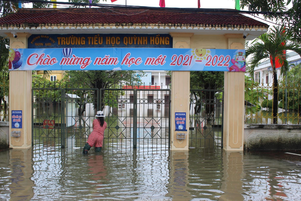 Nhiều trường học tại Quỳnh Lưu đang chìm trong nước khiến hàng ngàn em học sinh phải nghỉ học.