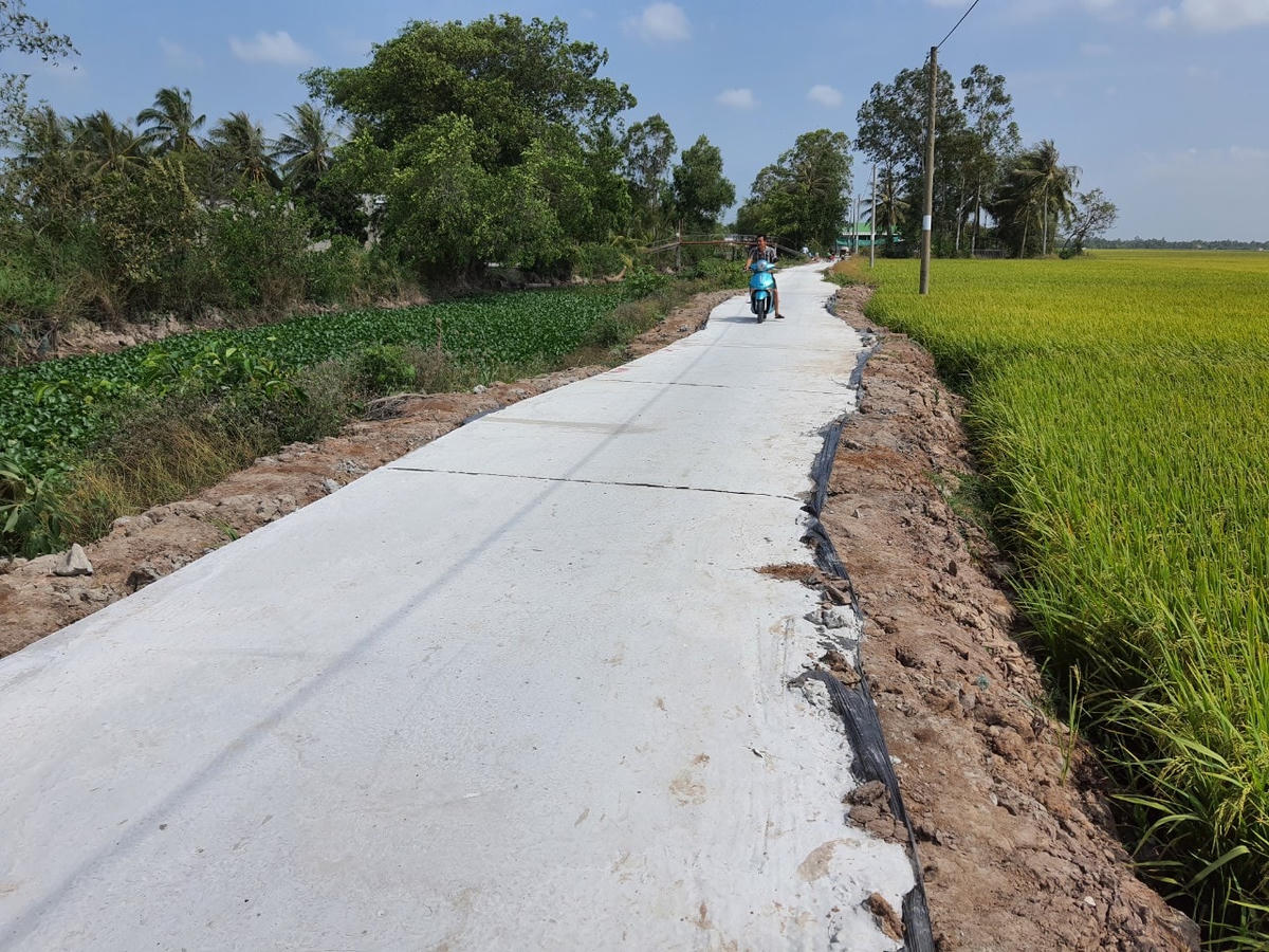 Người dân phản ánh tuyến lộ thi công không đóng cừ như thiết kế, dễ bị sạt lở.
