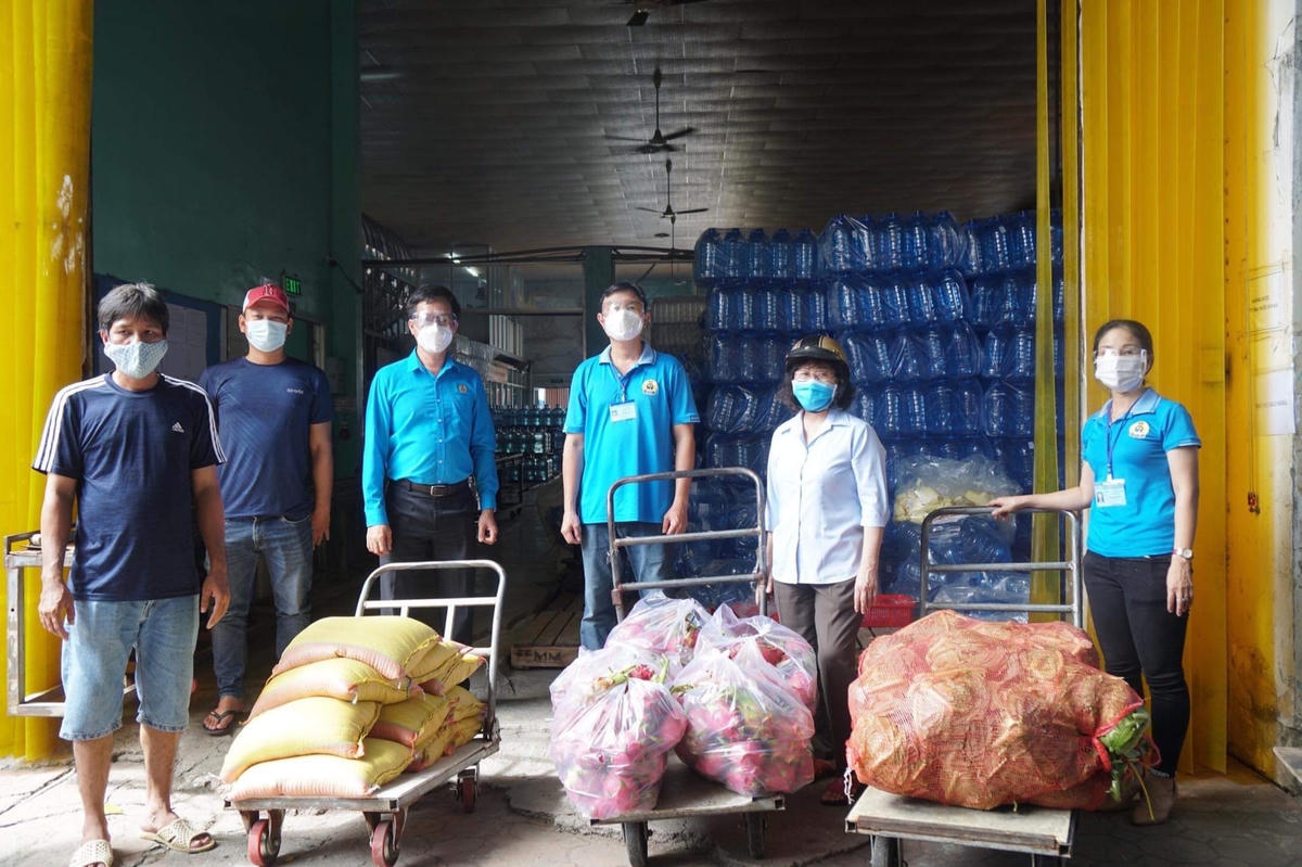 Nhiều đơn vị, tổ chức từ thiện hỗ trợ người dân vượt bão Covid-19.