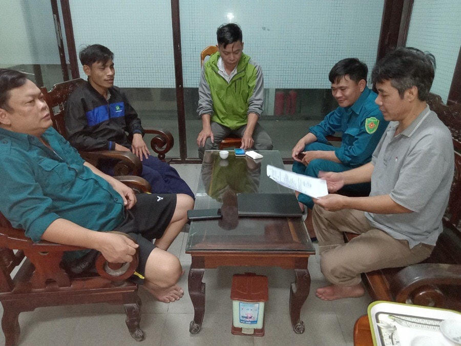 Đêm ngày 1/4, chính quyền địa phương, người dân đã phải thức trắng đêm để canh lũ (Ảnh: B.L).