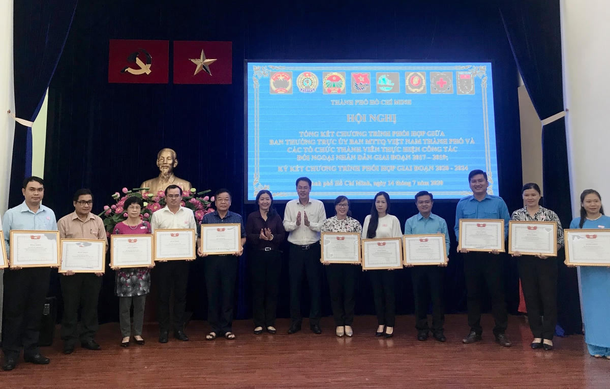 Phó Chủ tịch Thường trực Ủy ban MTTQ Việt Nam TP HCM Nguyễn Thành Trung trao Bằng khen cho các tập thể và cá nhân đã tích cực triển khai thực hiện tốt chương trình phối hợp công tác đối ngoại nhân dân.