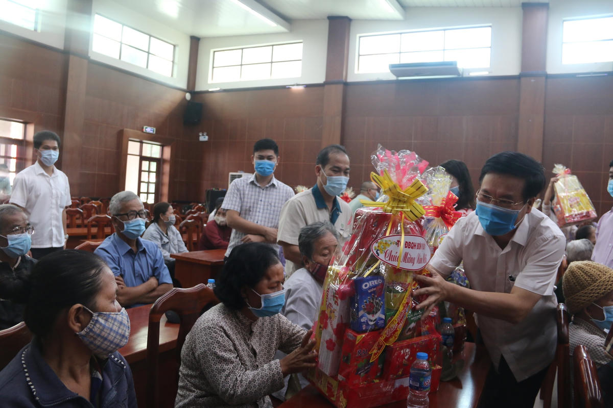 Trưởng ban Tuyên giáo Trung ương Võ Văn Thưởng trao quà cho gia đình chính sách tại tỉnh Đồng Nai.