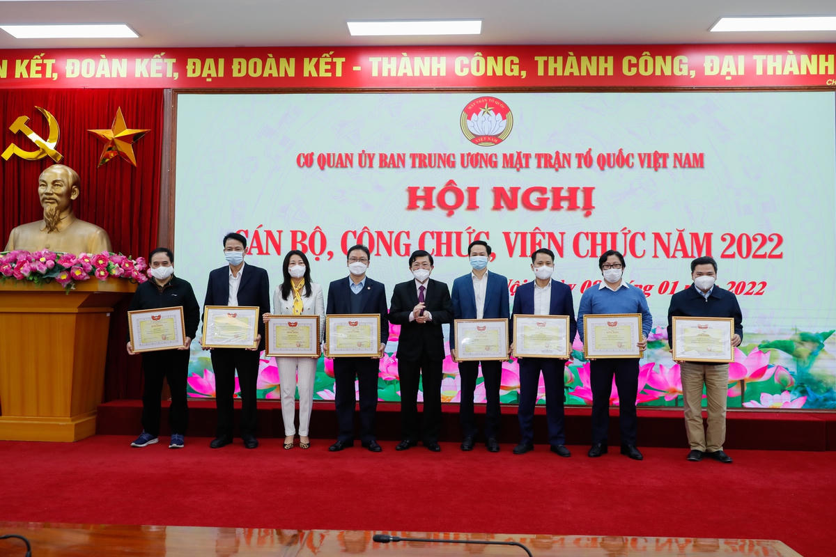 Phó Chủ tịch Nguyễn Hữu Dũng trao Bằng khen cho các tập thể có thành tích xuất sắc trong năm 2021.