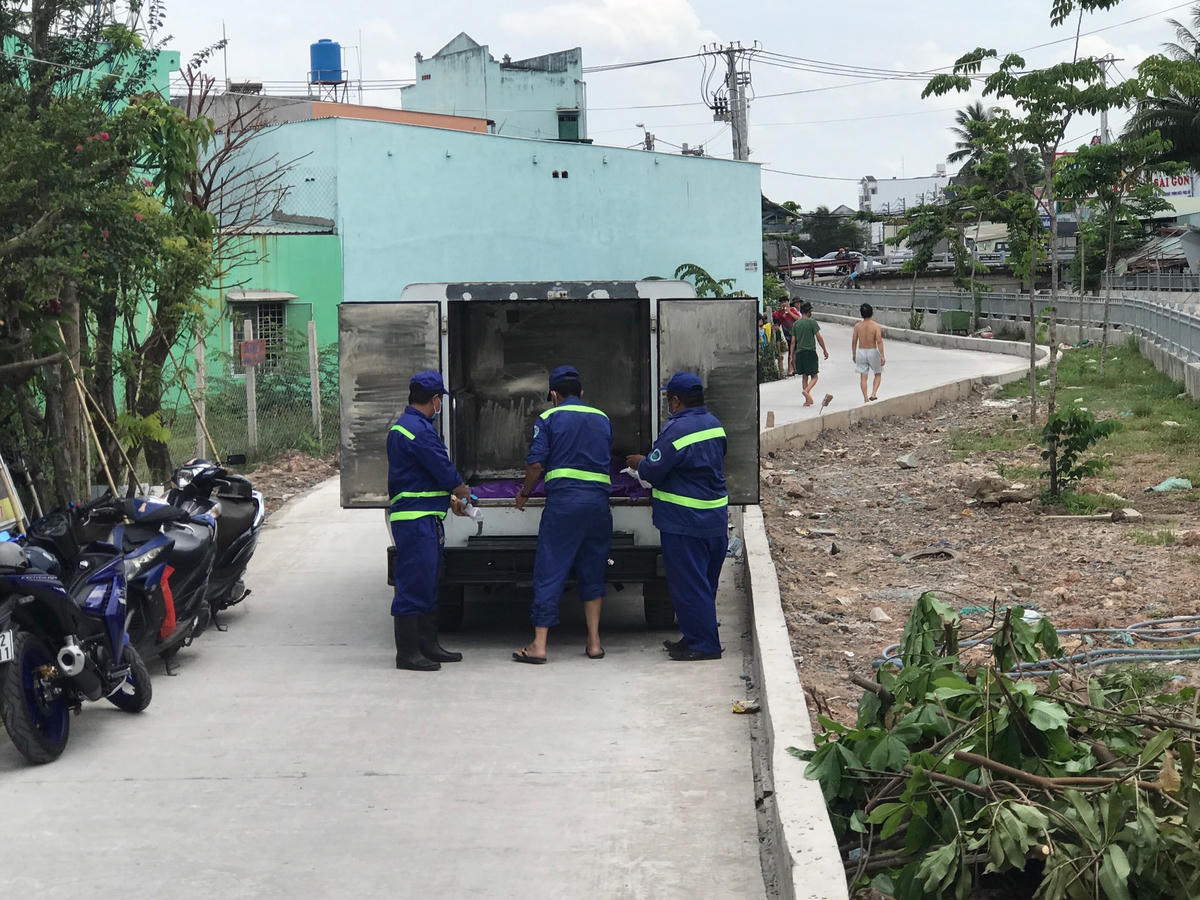Đưa nạn nhân đi khám nghiệm tử thi. Ảnh: TL.