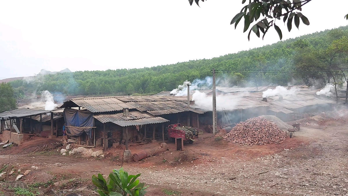 Gần 10 năm qua, xưởng than không phép trên quy mô 3ha tại xã Hà Tiến vẫn ngang nhiên hoạt động.