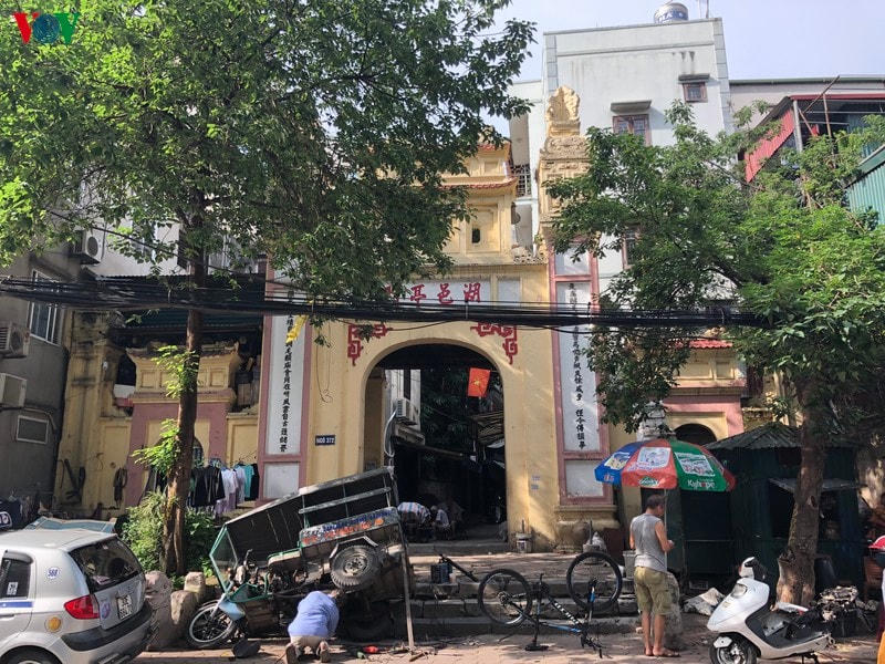 Cổng làng Hồ Khẩu với nhịp sống của người dân nơi đây.