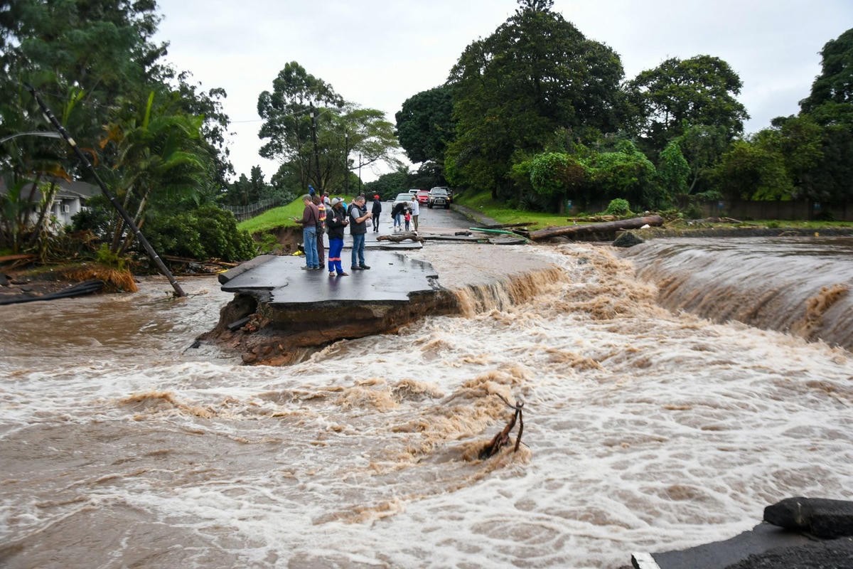 Một con đường ở Pinetown bị nước lũ cuốn trôi. Ảnh: CNN.
