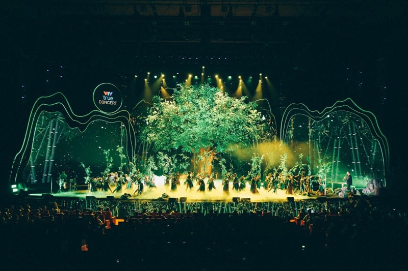 Với 19 tiết mục đặc sắc, VTV True Concert 2021 đã đưa người xem đi theo những cung bậc cảm xúc khác nhau, từ nhẹ nhàng, sâu lắng đến bùng nổ cùng màn hoan ca khi con người và thiên nhiên cùng hòa hợp. Không gian tràn ngập thiên nhiên của VTV True Concert 2021.