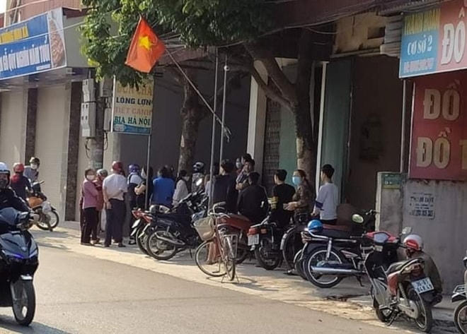 Khu vực xảy ra vụ án khiến nhiều người tụ tập xôn xao. (Ảnh: Tin tức Phú Xuyên)