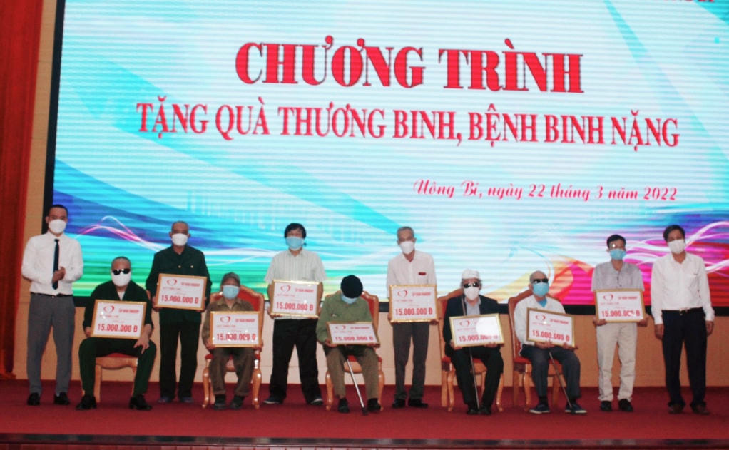 Quỹ Thiện tâm (Tập đoàn Vingroup) tặng quà cho 16 thương, bệnh binh nặng TP Uông Bí. Ảnh: QMG.
