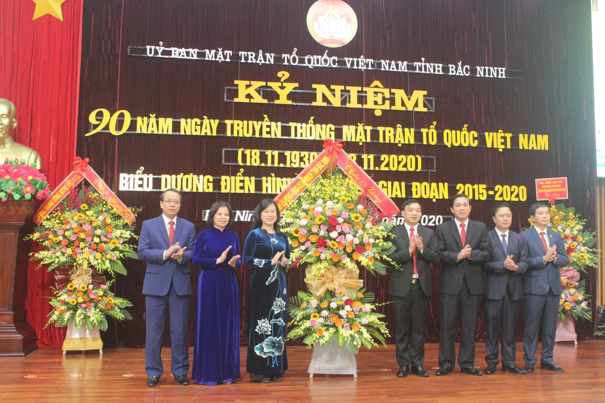 Đại diện lãnh đạo tỉnh Bắc Ninh tặng hoa chúc mừng Ủy ban MTTQ tỉnh Bắc Ninh.