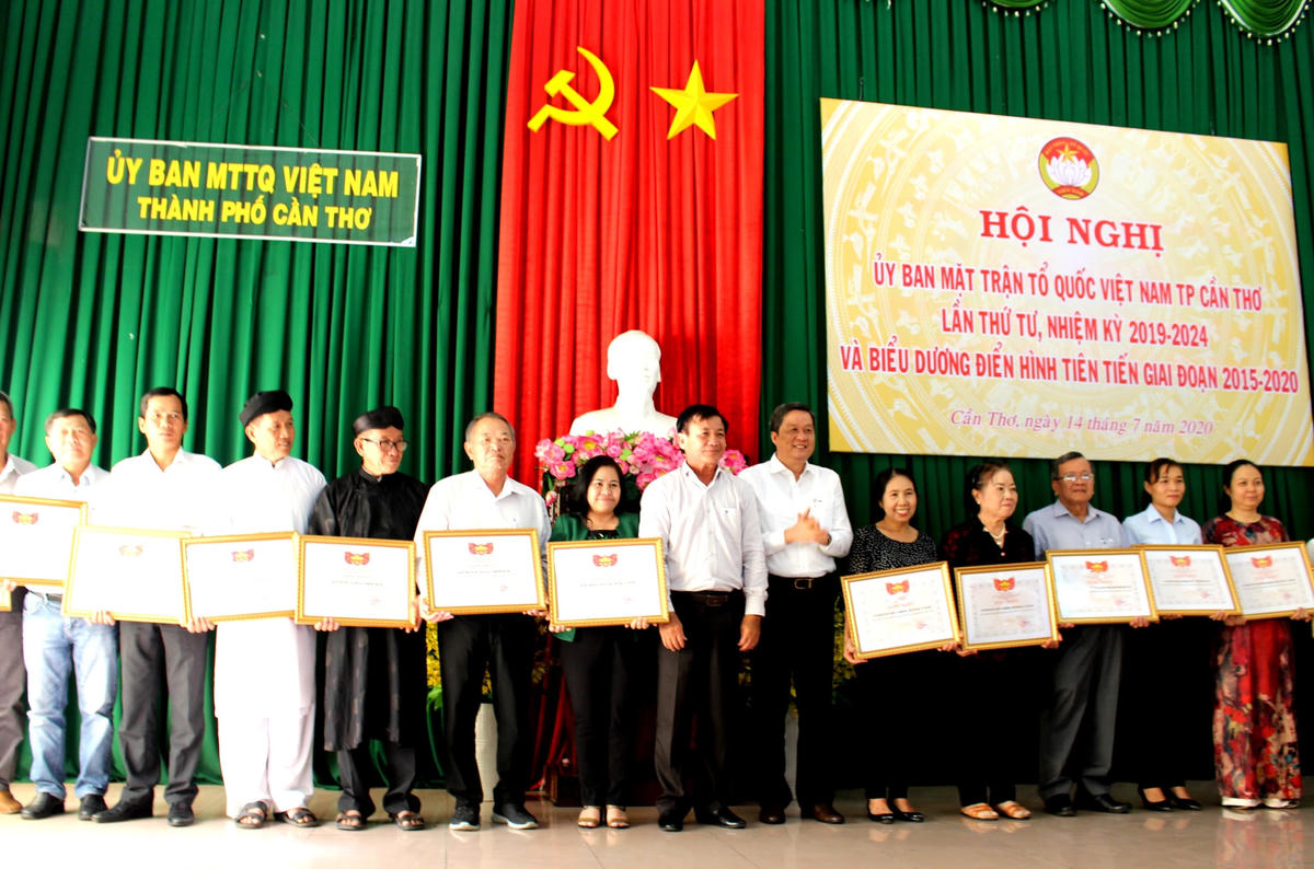 Các cá nhân và tập thể nhận bằng khen của UBMTTQ Việt Nam TP Cần Thơ 