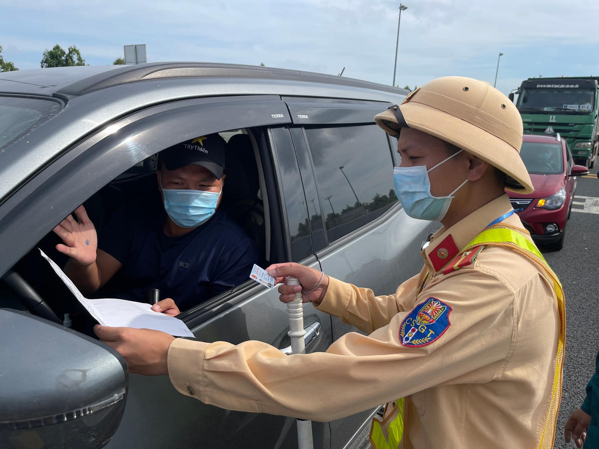 Người muốn vào tỉnh Quảng Ninh đều phải có kết quả xét nghiệm virus SARS-CoV-2 âm tính.
