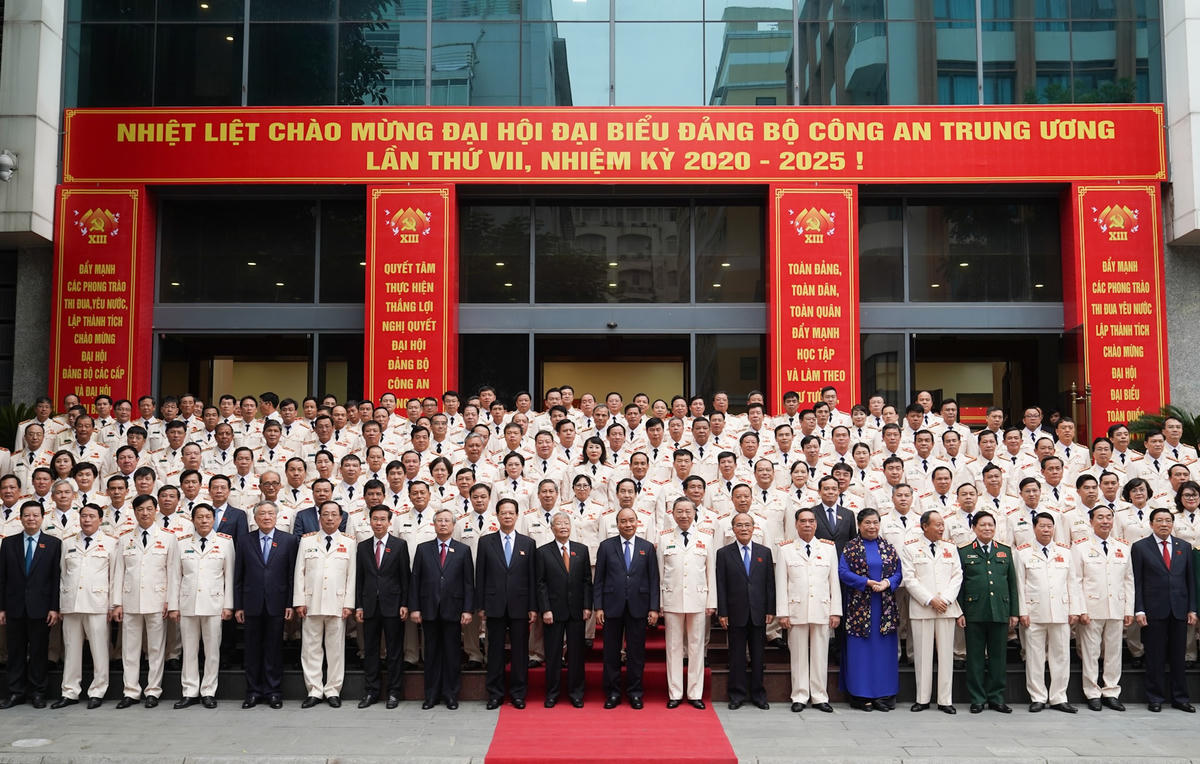 Các đồng chí lãnh đạo, nguyên lãnh đạo Đảng, Nhà nước và đại biểu dự Đại hội đại biểu Đảng bộ Công an Trung ương. Ảnh: VGP.