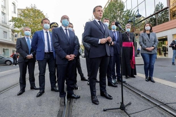 Tổng thống Pháp Emmanuel Macron phát biểu tại thành phố Nice, nơi xảy ra vụ tấn công bằng dao khiến 3 người thiệt mạng ngày 29/10/2020. Ảnh: AP/TTXVN. 