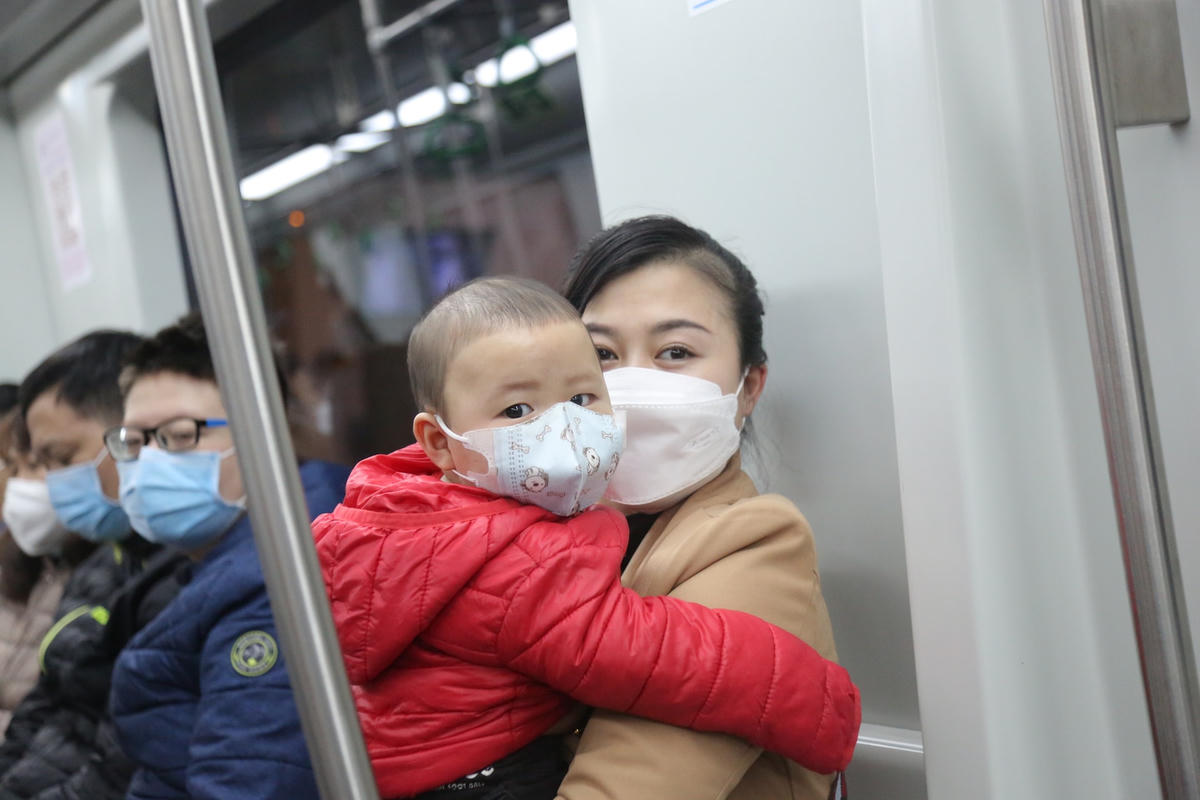 Chị Nguyễn Thu Hòa hành khách tàu Cát Linh – Hà Đông cho biết: “Do dịch bệnh Covid -19 nhiều trung tâm giải trí không mở cửa, do vậy đường sắt Cát Linh – Hà Đông cũng là một loại hình vận tải mới lên mình đưa các con lên đây thăm thú”.
