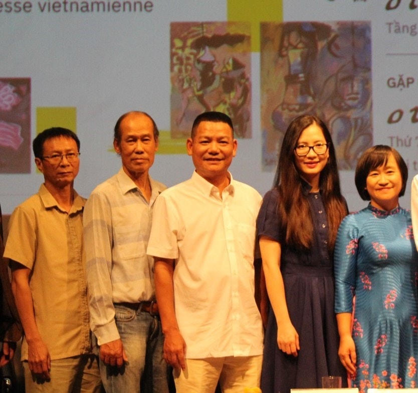 Nhà nghiên cứu văn hóa Trần Đình Tuấn (giữa). (Ảnh: Minh Anh/Vietnam+).