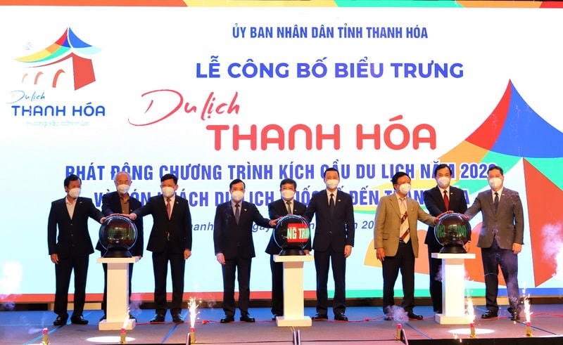 Lãnh đạo bộ VHTTDL và lãnh đạo tỉnh Thanh Hoá ấn nút khởi động năm du lịch 2022.