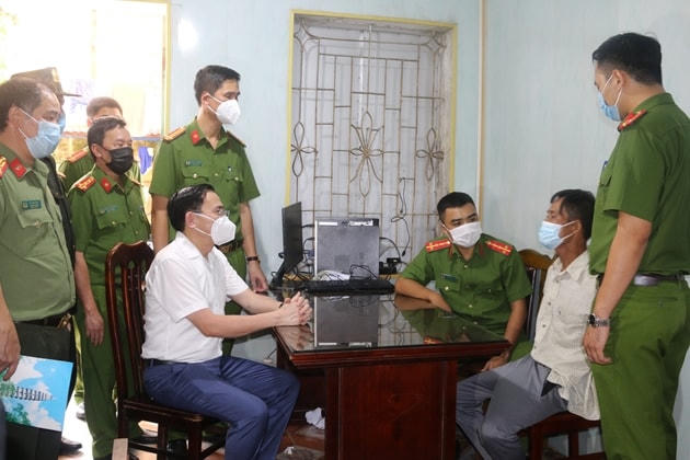 Đại tá Phạm Văn Long, Giám đốc Công an tỉnh Nam Định (áo trắng) lấy lời khai của Hựu.