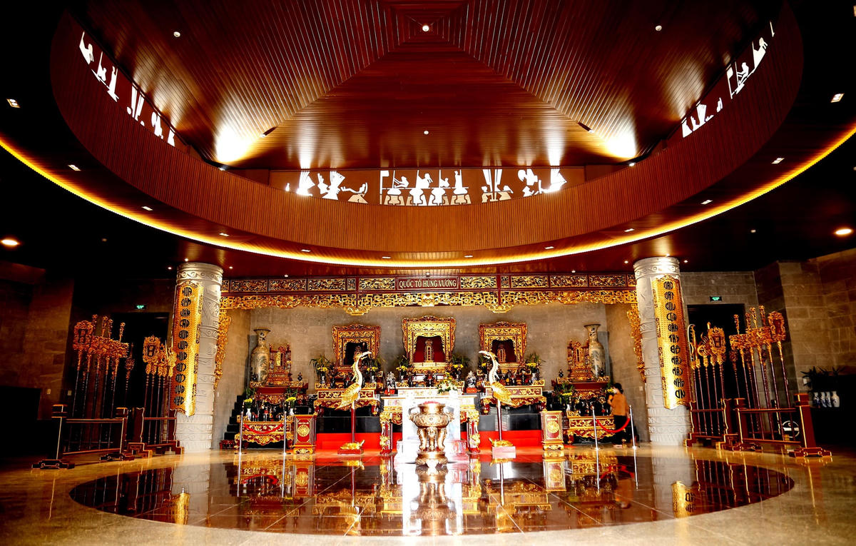 Không gian thờ tự tại đền chính gồm ngai thờ Quốc Tổ Hùng Vương, hai bên bài trí ngai thờ Tổ phụ Lạc Long Quân và Tổ mẫu Âu Cơ, kế đến là hai bàn thờ Lạc hầu và Lạc tướng..